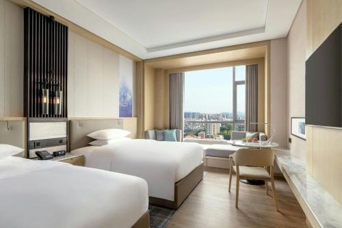 Ένα ή περισσότερα κρεβάτια σε δωμάτιο στο Courtyard by Marriott Shanwei Haifeng