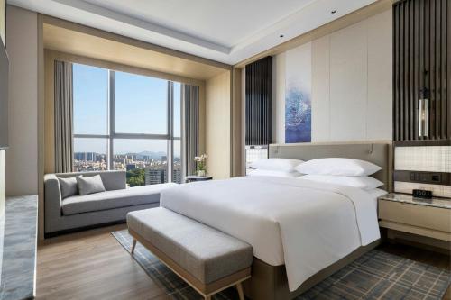 Ένα ή περισσότερα κρεβάτια σε δωμάτιο στο Courtyard by Marriott Shanwei Haifeng