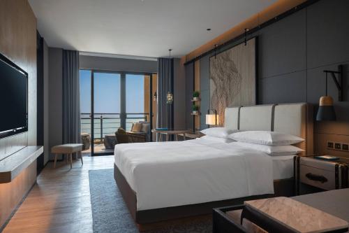 Postel nebo postele na pokoji v ubytování Renaissance Xiamen Hotel