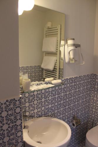 a bathroom with a sink and a mirror at Abracadabra Tortona in Milan