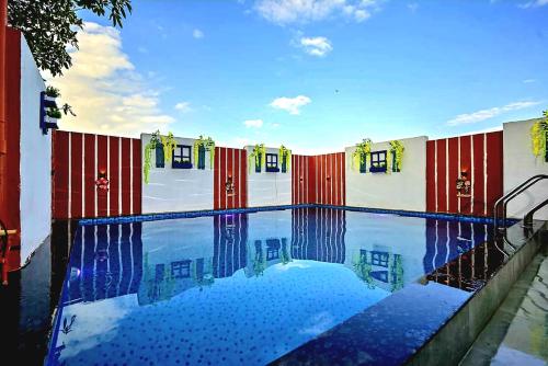 Bazén v ubytování ll EMPYREAN STAY ll AIRAWAT VILLA ll 2BHK ll AC ll PRIVATE POOL ll WIFI ll nebo v jeho okolí