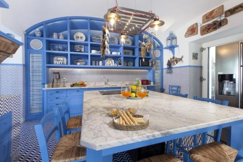 Η κουζίνα ή μικρή κουζίνα στο Estate4home - Villa Blue Skyline