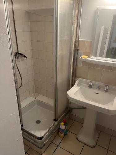 une salle de bain avec douche et lavabo dans l'établissement Studio le petit Bouclet, au Tréport