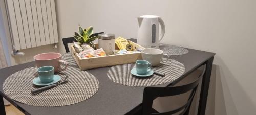 een tafel met twee stoelen en twee kopjes erop bij Domus de Core in Rome