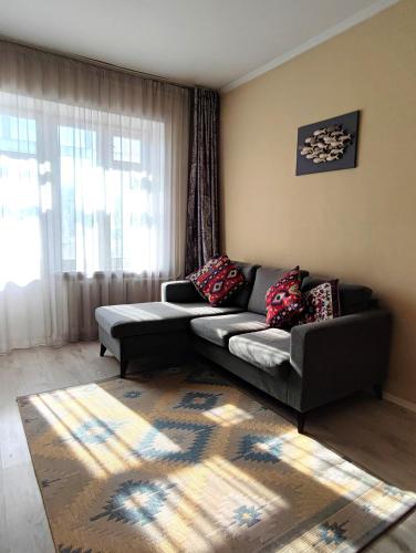 Charming City Center Oak Park Apartment