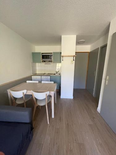 Photo de la galerie de l'établissement Appartement chaleureux et rénové - piscine extérieure chauffée, à Saint-François-Longchamp