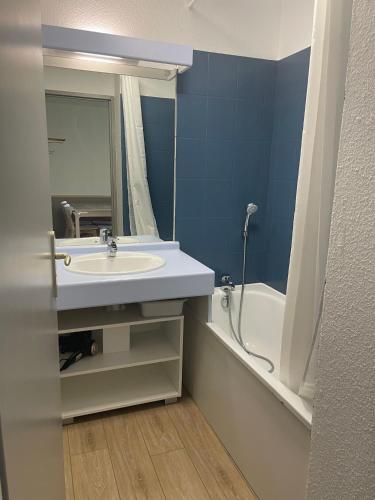 Photo de la galerie de l'établissement Appartement chaleureux et rénové - piscine extérieure chauffée, à Saint-François-Longchamp