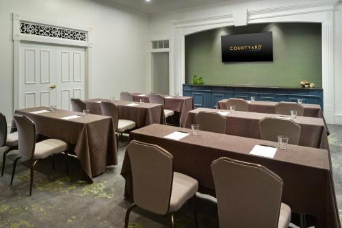 Μια τηλεόραση ή/και κέντρο ψυχαγωγίας στο Courtyard by Marriott New Orleans French Quarter/Iberville