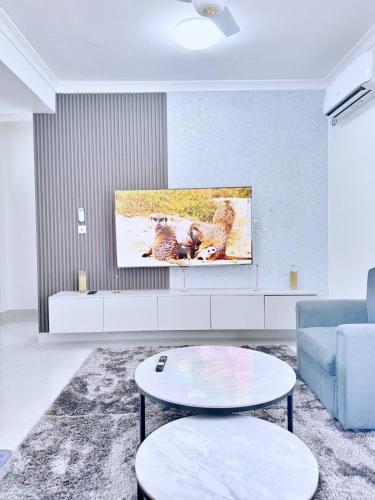 TV o dispositivi per l'intrattenimento presso Stylish 2 Bedroom Apt Mombasa Pool, Gym, AC, Secure and Central