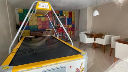 a ping pong table in a room with a dining room at Taguá Life Resort - Ideal para sua estadia in Riacho Fundo
