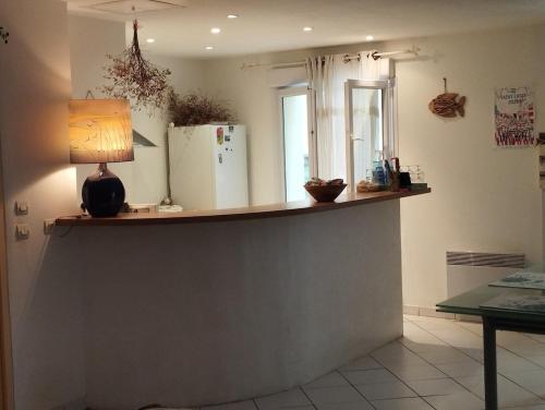une cuisine avec un comptoir et une lampe. dans l'établissement T2 atypique côté Brassens, à Sète