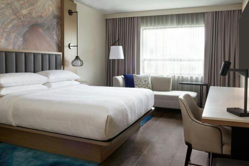 Postel nebo postele na pokoji v ubytování Kingston Marriott Hotel