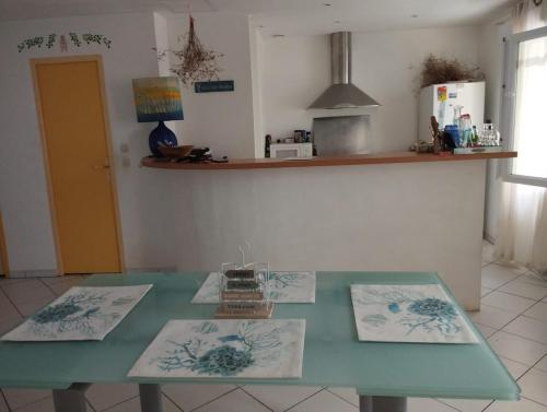 - une cuisine avec une table verte dans une pièce dans l'établissement T2 atypique côté Brassens, à Sète