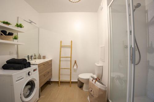 ein Badezimmer mit Waschmaschine und Toilette in der Unterkunft 2 room apartment near PARIS and Metro line 4 in Bagneux