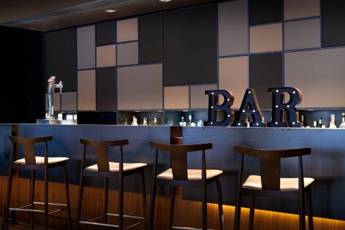 Lounge nebo bar v ubytování Hotel AC Baqueira Ski Resort, Autograph Collection