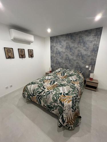 - une chambre avec un lit et un mur orné de peintures dans l'établissement Le provencal, à La Roque-dʼAnthéron