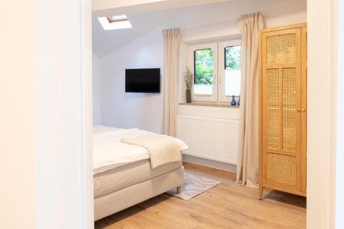 a bedroom with a bed and a window at FeWo im Herzen von Worpswede in Worpswede
