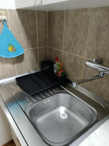 a kitchen sink with a grill on top of it at Sky room 12 in Mladenovac