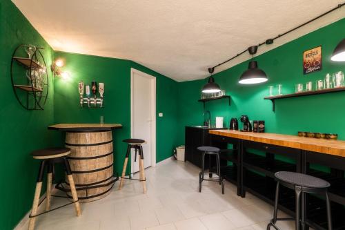 a green room with a bar and stools at Villa Eugenia in Košljun