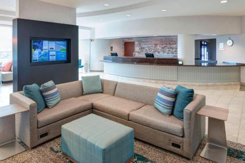 sala de estar con sofá en una sala de espera en Courtyard Carolina Beach Oceanfront, en Carolina Beach
