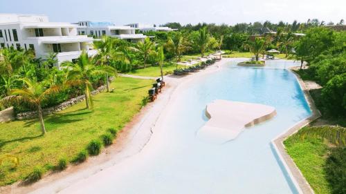 una vista aerea di una piscina in un resort di Tropical apartments in The Soul 400m from Paje beach - Managed by KSN a Paje