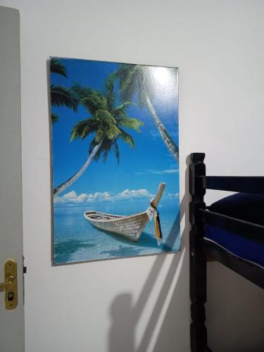 una foto de un barco en el océano con una palmera en O Hostel GRU SP - Unidade Aeroporto Guarulhos - 5 Minutos de Distancia, en Guarulhos