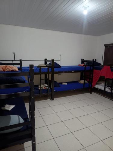 una habitación con tres literas en una habitación en O Hostel GRU SP - Unidade Aeroporto Guarulhos - 5 Minutos de Distancia, en Guarulhos