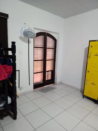 Habitación con puerta y suelo de baldosa. en O Hostel GRU SP - Unidade Aeroporto Guarulhos - 5 Minutos de Distancia, en Guarulhos