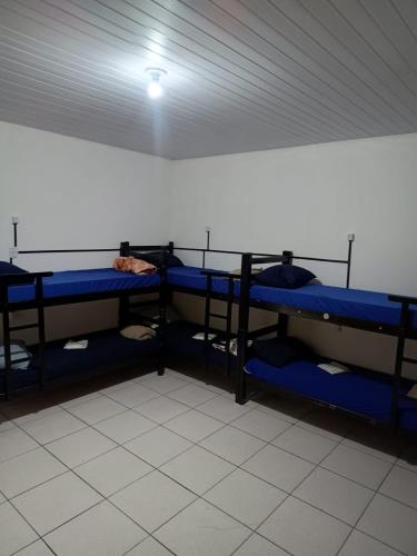 Habitación con literas azules. en O Hostel GRU SP - Unidade Aeroporto Guarulhos - 5 Minutos de Distancia, en Guarulhos