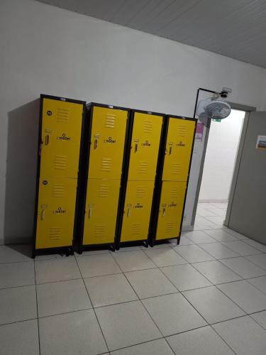 una fila de taquillas amarillas en una habitación en O Hostel GRU SP - Unidade Aeroporto Guarulhos - 5 Minutos de Distancia, en Guarulhos