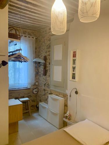 - un salon avec une table et deux lumières dans l'établissement Cannes Suquet appartement cosy, à Cannes