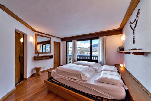Postel nebo postele na pokoji v ubytování Chesa Aruons 21 - St. Moritz