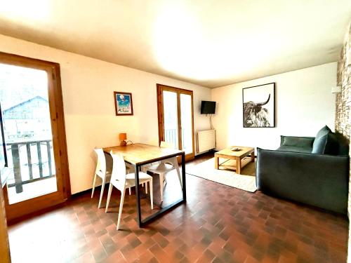 un salon avec une table et un canapé dans l'établissement La clusaz Centre village , pied des pistes, 42 m2 , balcon sud vue montagne, à La Clusaz