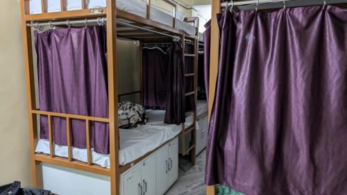 Postel nebo postele na pokoji v ubytování Holy Ganges Dorms
