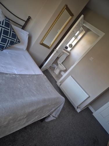 Una cama o camas en una habitación de Dún Eoin Carrigaline