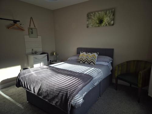 Una cama o camas en una habitación de Dún Eoin Carrigaline