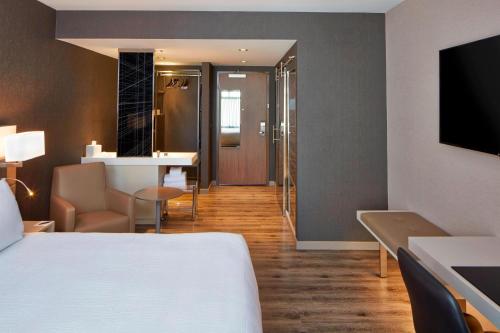 Ένα ή περισσότερα κρεβάτια σε δωμάτιο στο AC Hotel by Marriott Seattle Bellevue/Downtown
