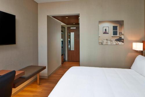 Ένα ή περισσότερα κρεβάτια σε δωμάτιο στο AC Hotel by Marriott Seattle Bellevue/Downtown