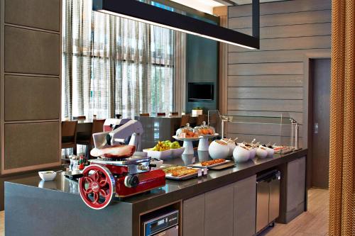 Η κουζίνα ή μικρή κουζίνα στο AC Hotel by Marriott Seattle Bellevue/Downtown