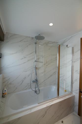 Un baño de Amuse Athens Villa