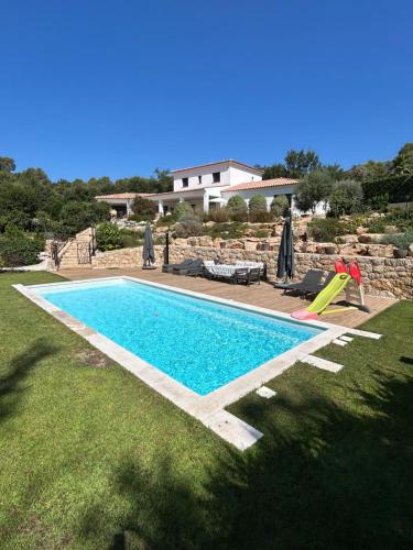 - une piscine avec toboggan dans la cour dans l'établissement Petit Paradis, à Roquefort-les-Pins