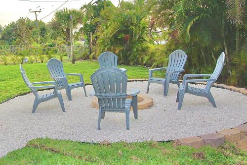 a group of four blue chairs sitting in a circle at Jensen Surf Shack in Jensen Beach