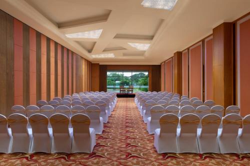 Un lugar para sentarse en Courtyard by Marriott Madurai