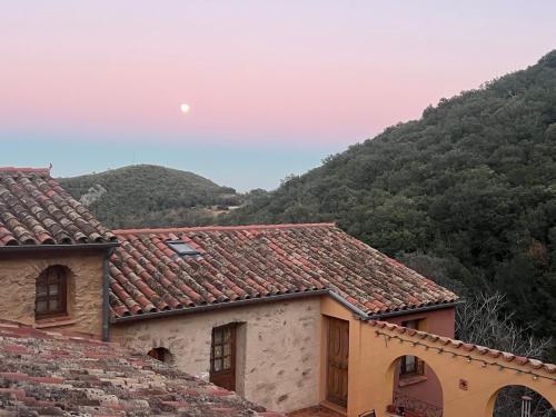 a view of roofs of houses with mountains in the background at El refugio in Reynès