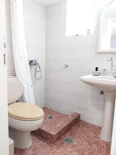 łazienka z toaletą i umywalką w obiekcie Kasi's nature home w mieście Kithira