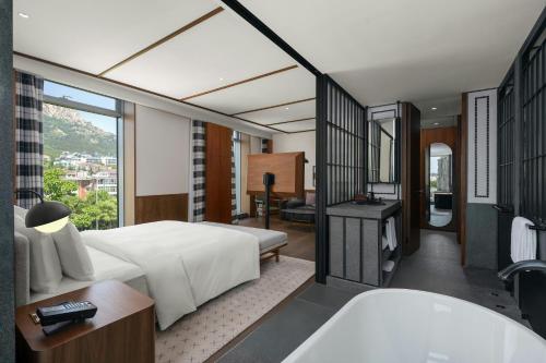 Una cama o camas en una habitación de Flow and Co. Qingdao, Autograph Collection