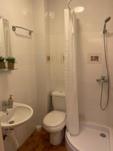 Un baño de Sunset Apartmani