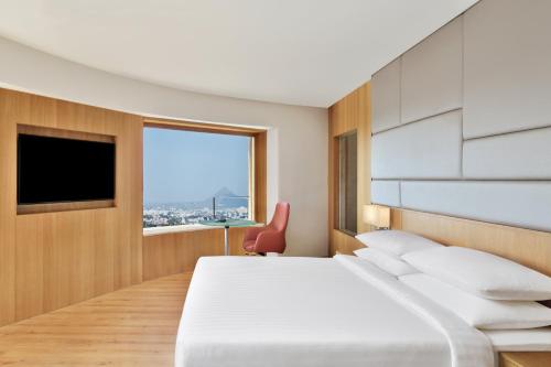 Postel nebo postele na pokoji v ubytování Courtyard by Marriott Nashik