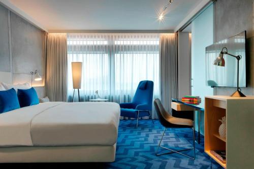 Cama ou camas em um quarto em Renaissance Warsaw Airport Hotel