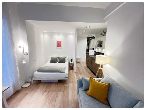 un salon avec un lit et un canapé dans l'établissement Maison de Côte - Felice, à Nice